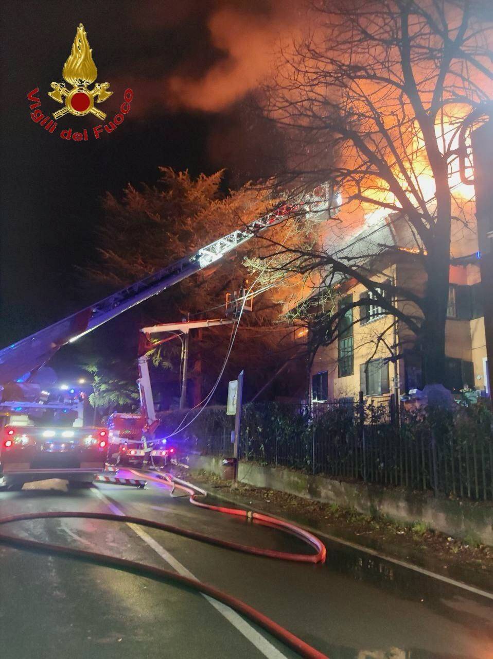 L'incendio del tetto di una casa a Borgomanero
