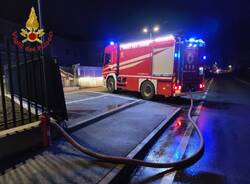 L'incendio del tetto di una casa a Borgomanero