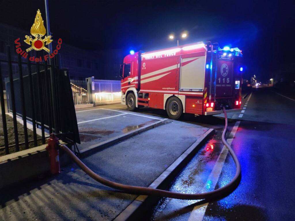 L'incendio del tetto di una casa a Borgomanero