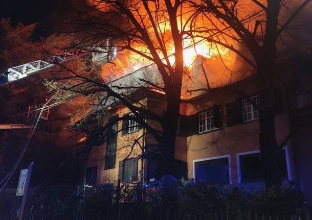 L’incendio del tetto di una casa a Borgomanero