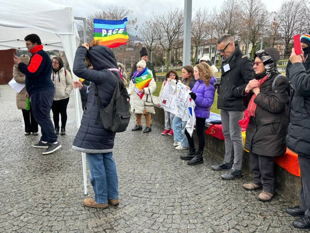 Il presidio per la pace in riva al lago, a Luino
