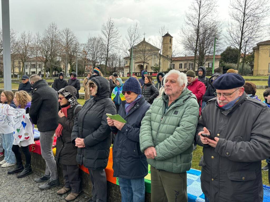 Il presidio per la pace in riva al lago, a Luino