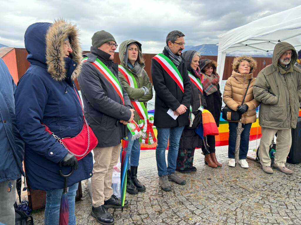 Il presidio per la pace in riva al lago, a Luino