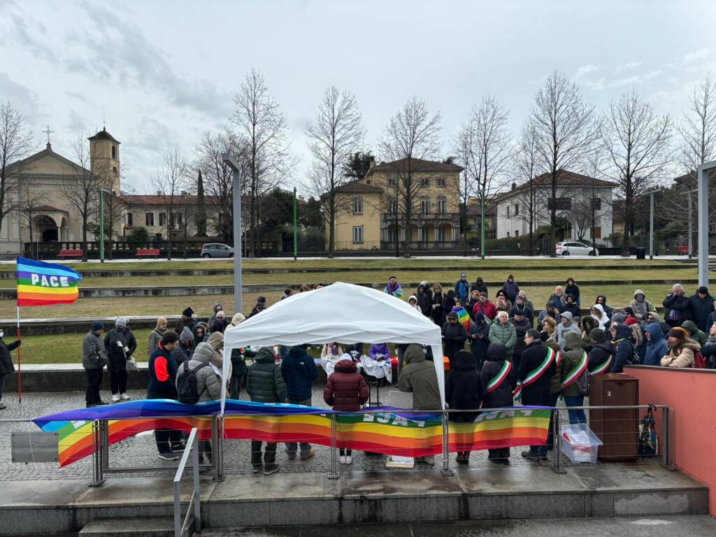 Il presidio per la pace in riva al lago, a Luino