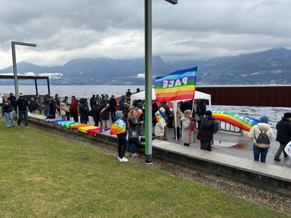 Il presidio per la pace in riva al lago, a Luino