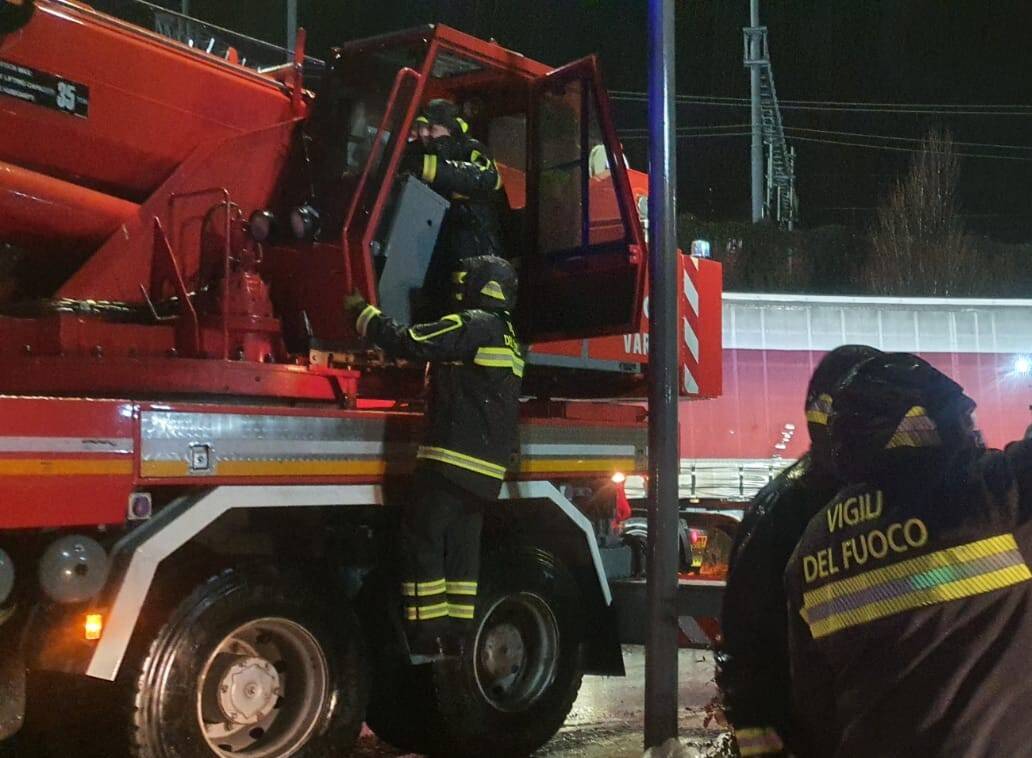 Ispra - Vigili del fuoco con l'autogru