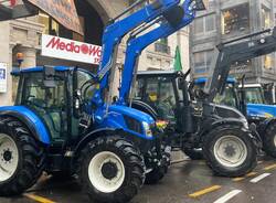 Protesta degli agricoltori in piazza Monte Grappa a Varese