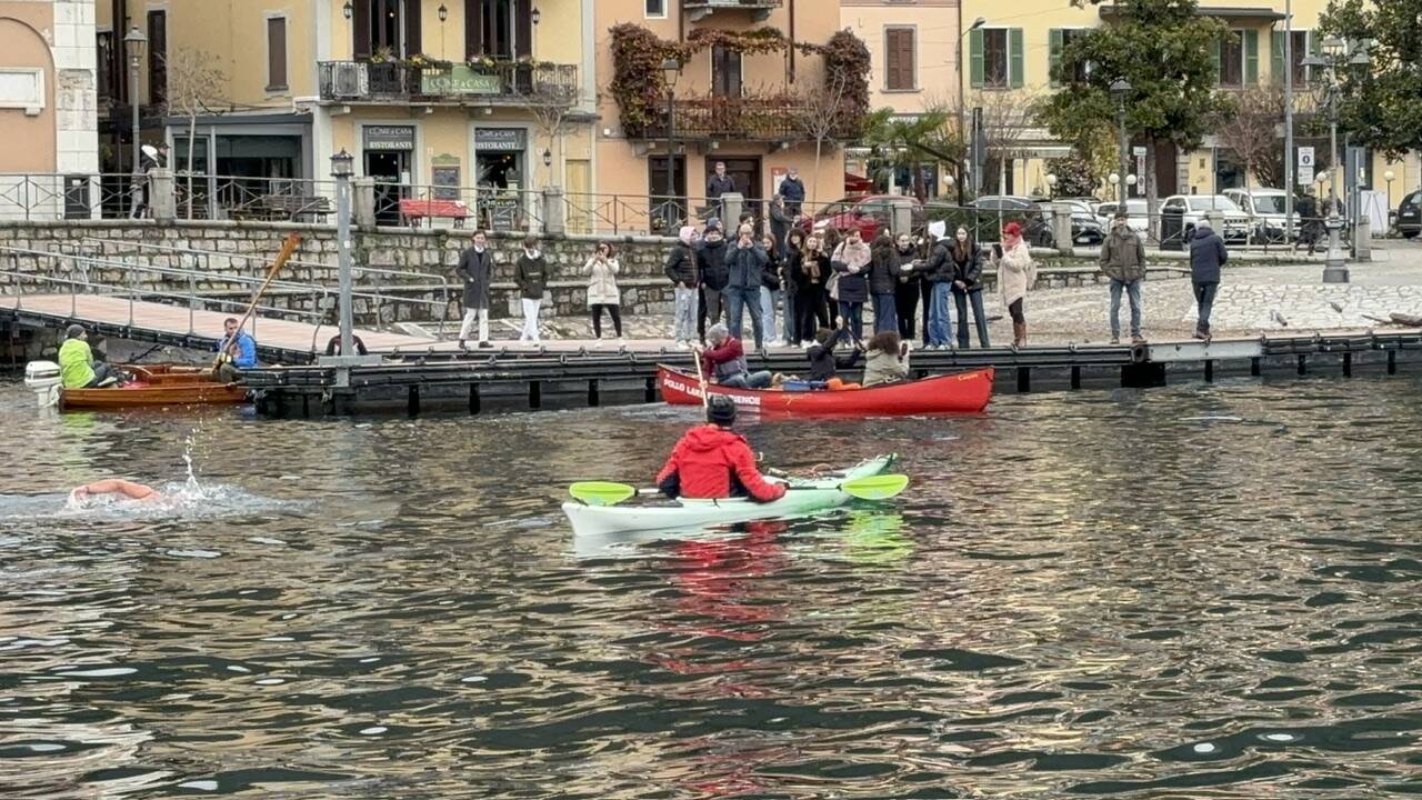 Una nuotata in acque gelide per una “Spesa sballata”