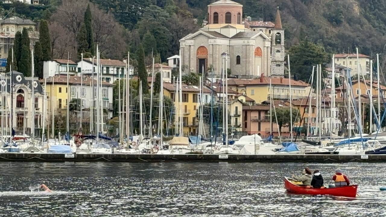 Una nuotata in acque gelide per una “Spesa sballata”