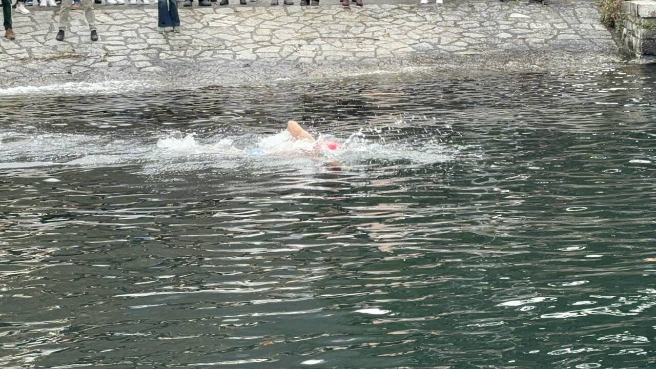 Una nuotata in acque gelide per una “Spesa sballata”