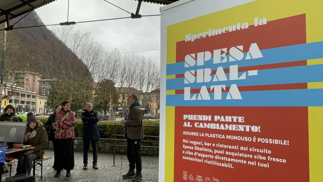 Una nuotata in acque gelide per una “Spesa sballata”