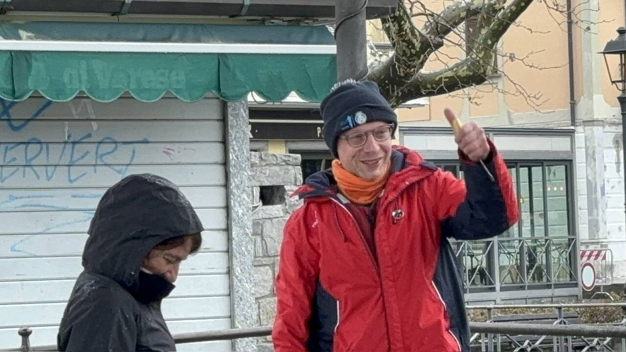 Una nuotata in acque gelide per una “Spesa sballata”