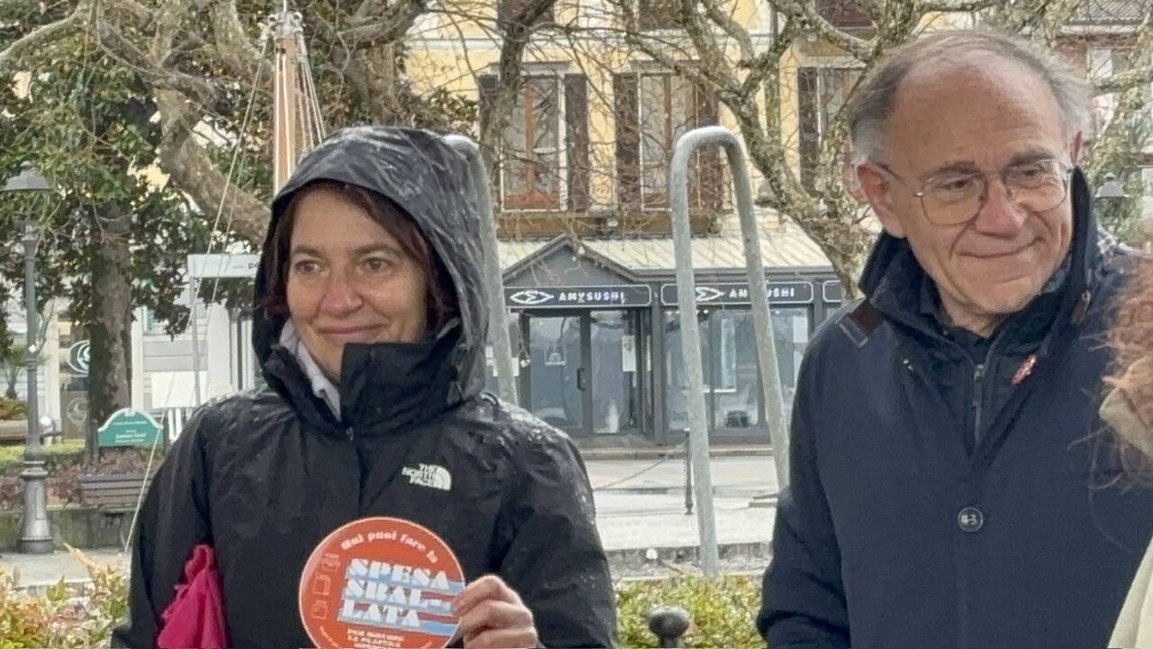 Una nuotata in acque gelide per una “Spesa sballata”