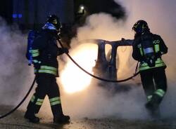 L'auto prende fuoco nella notte a Sesto Calende