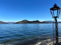 Lago maggiore primavera montagne innevate