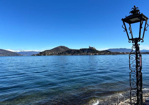 Lago maggiore primavera montagne innevate
