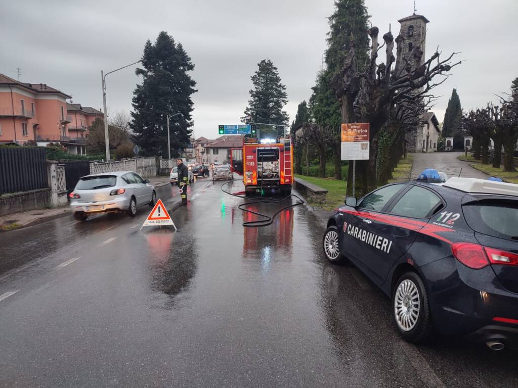Auto in fiamme a Gemonio