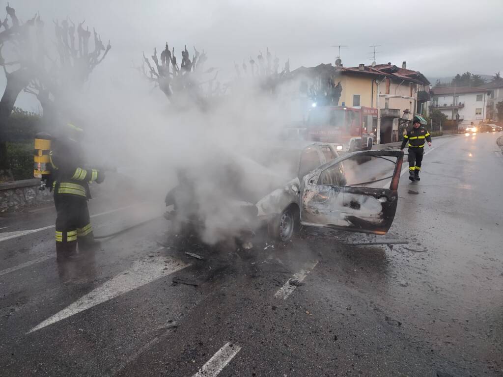 Auto in fiamme a Gemonio