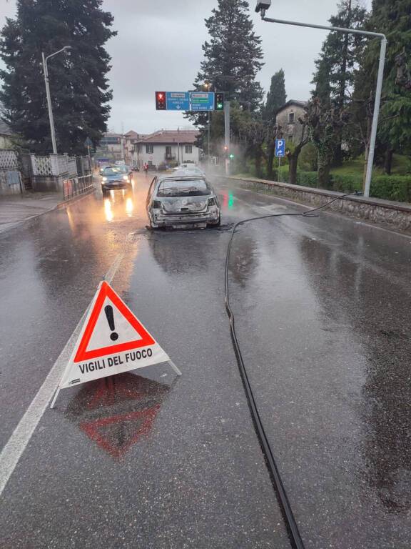 Auto in fiamme a Gemonio