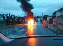 automobile in fiamme
