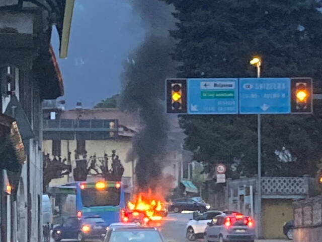 Auto in fiamme a Gemonio