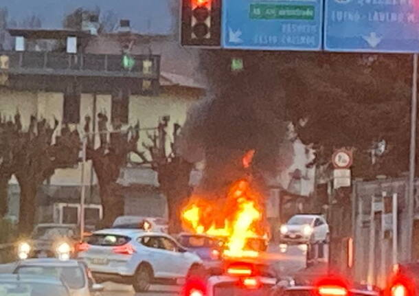 Auto in fiamme a Gemonio