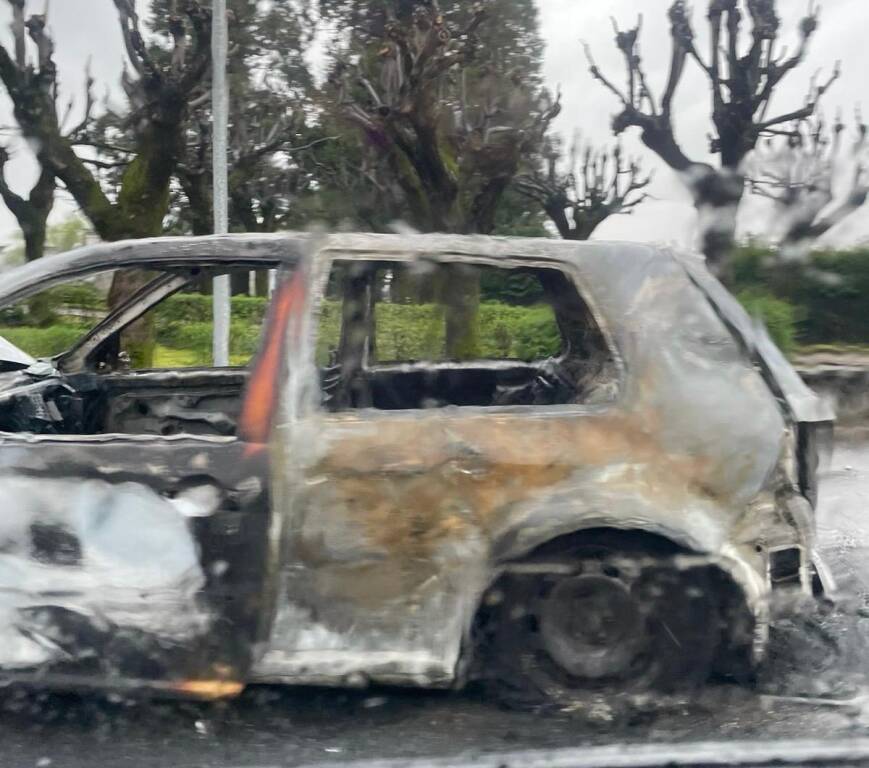 Auto in fiamme a Gemonio