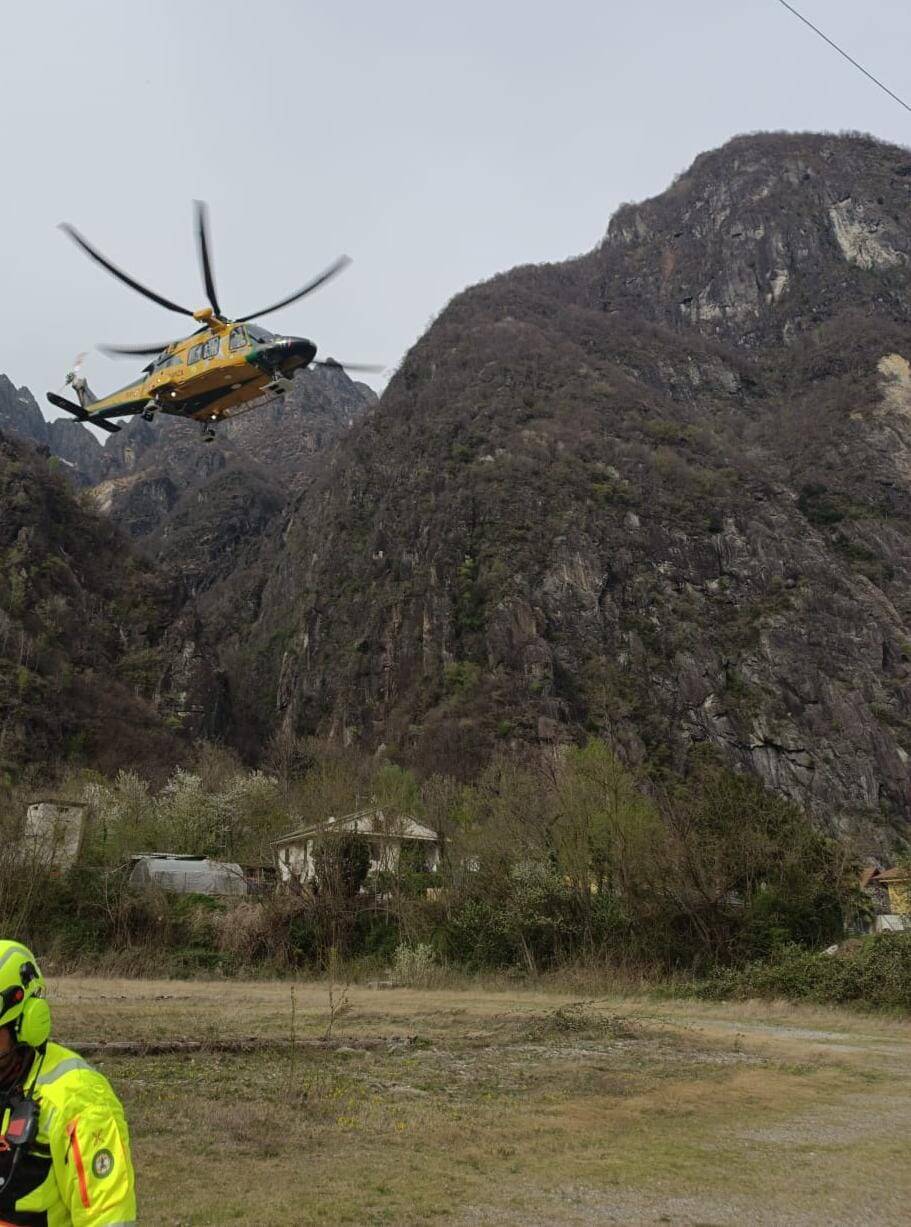 Il salvataggio dei turisti in Piemonte da parte degli elicotteri della Finanza di Varese