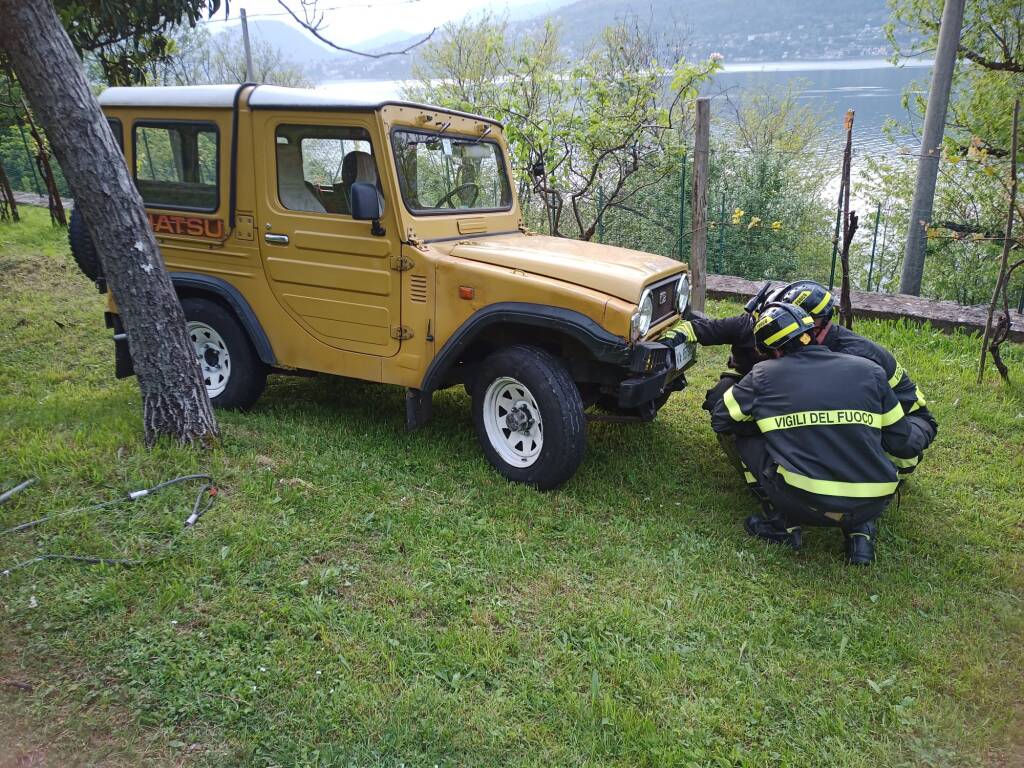 Anziano muore schiacciato contro il cancello a Castelveccana