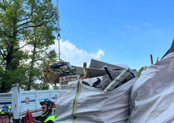 Due cassoni di rifiuti raccolti nei boschi a Valganna