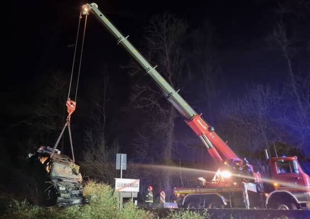 Finiscono con l'auto in un canale a Germignaga