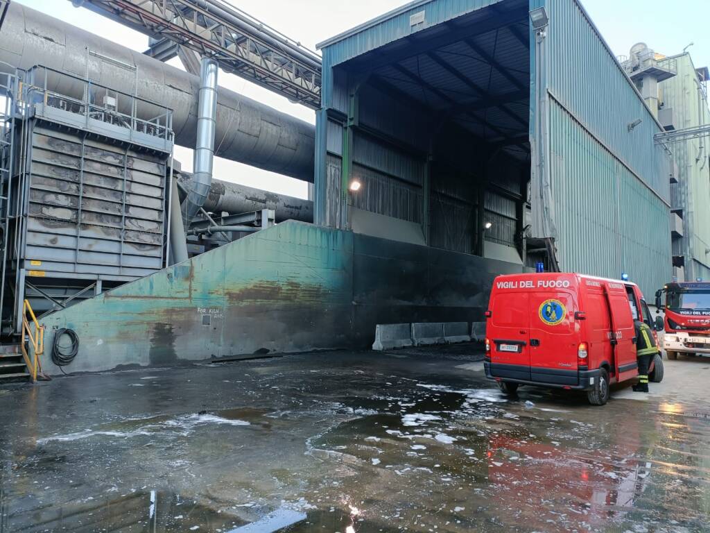 Incendio al cementificio di Comabbio