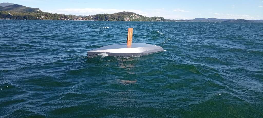 vigili del fuoco recupero barca ribaltata lago maggiore