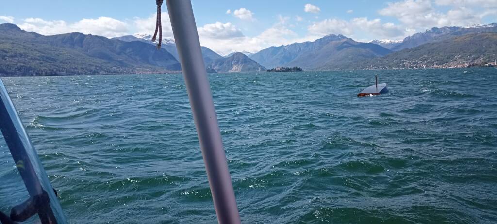 vigili del fuoco recupero barca ribaltata lago maggiore