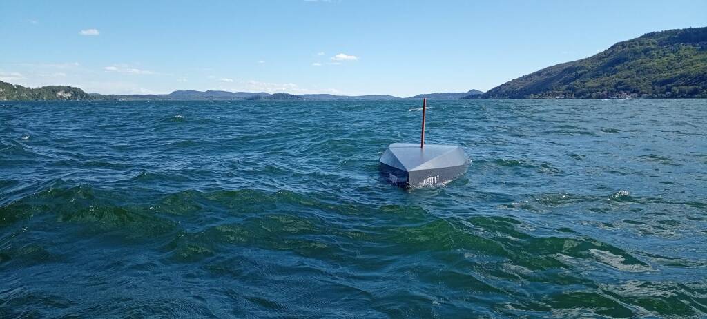 vigili del fuoco recupero barca ribaltata lago maggiore