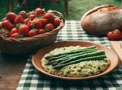 asparagi e fragole (immagine con chat GPT)