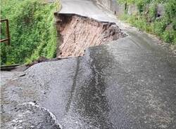 Frana la strada comunale fra Montegrino Valtravaglia e Cugliate Fabiasco