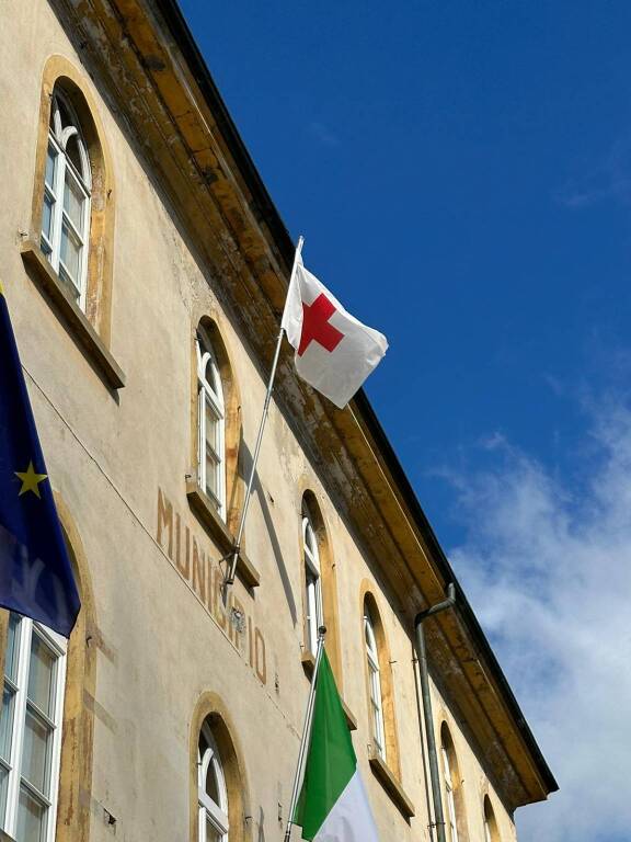 Giornata mondiale della Croce Rossa, le bandiere che sventolano 