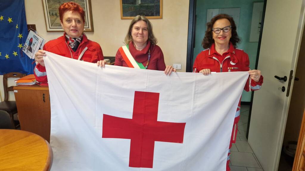 Giornata mondiale della Croce Rossa, le bandiere che sventolano 