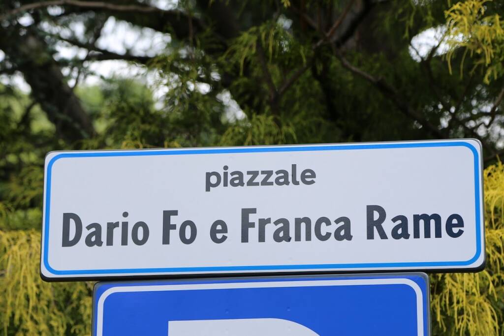 L’inaugurazione di piazza Dario Fo e Franca Rame a Sangiano