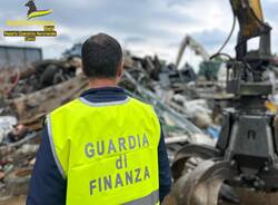 L\'indagine della Finanza sui rifiuti: in azione gli elicotteri di Venegono Superiore