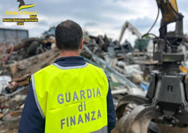 L\'indagine della Finanza sui rifiuti: in azione gli elicotteri di Venegono Superiore