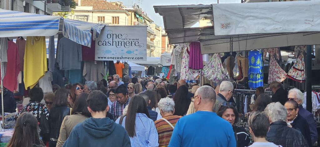 Gli Ambulanti di Forte dei Marmi - Angera