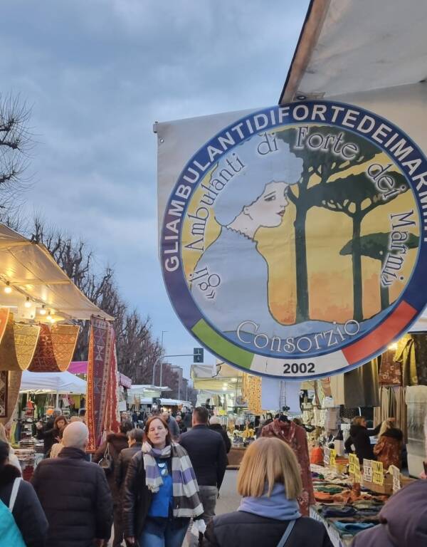 Gli Ambulanti di Forte dei Marmi® colorano la piazza di Laveno Mombello