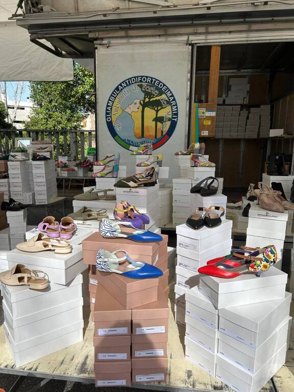 Gli Ambulanti di Forte dei Marmi® colorano la piazza di Laveno Mombello