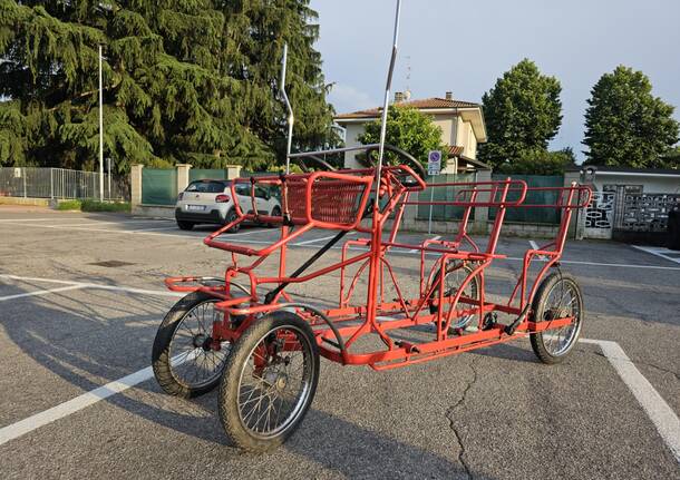 Quattro amici in risciò alla bike night Milano