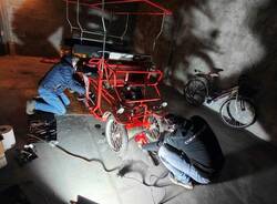 Quattro amici in risciò alla bike night Milano