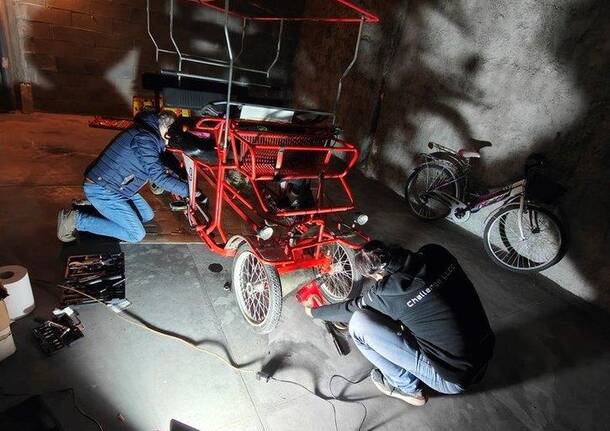 Quattro amici in risciò alla bike night Milano