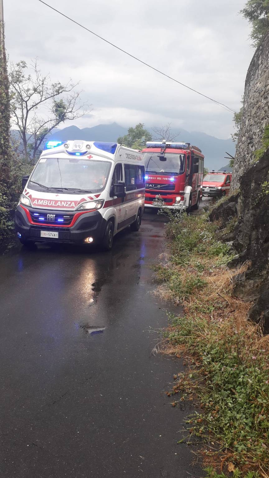 Cade da un dirupo a Colmegna, salvato dai vigili del fuoco di Luino