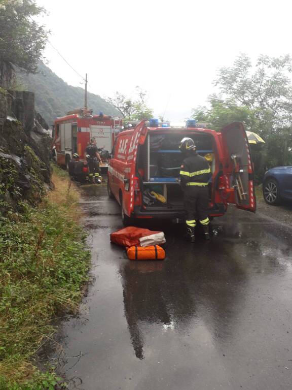 Cade da un dirupo a Colmegna, salvato dai vigili del fuoco di Luino